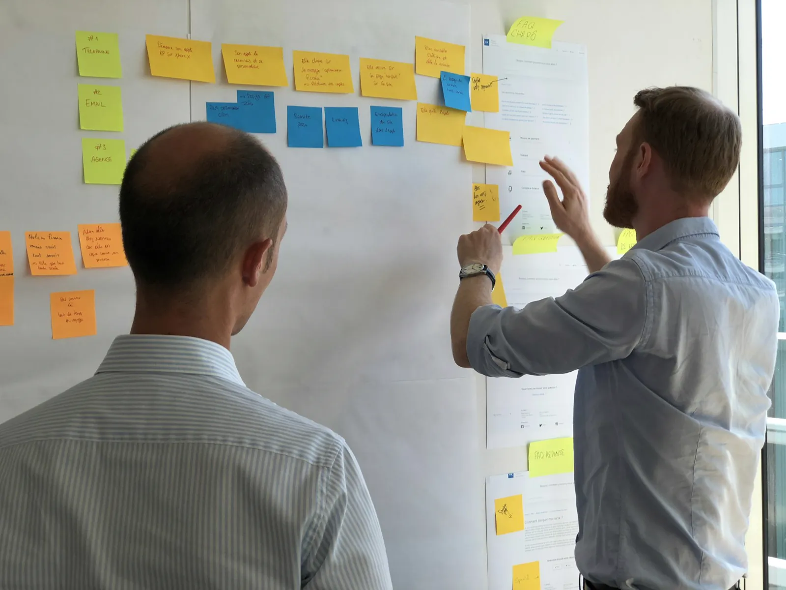 Strategieplanung mit Haftnotizen an einem Board